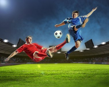 iki futbol oyuncu topu çarpıcı