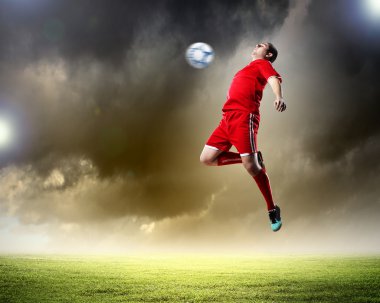 topu çarpıcı futbolcu