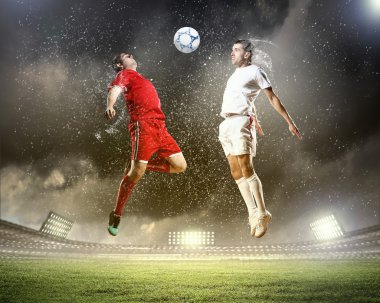 iki futbol oyuncu topu çarpıcı
