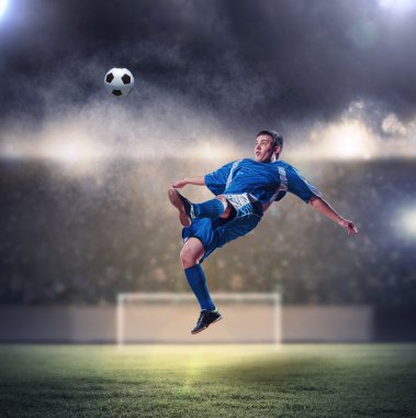 topu çarpıcı futbolcu