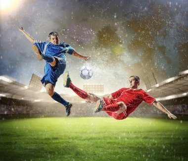 iki futbol oyuncu topu çarpıcı