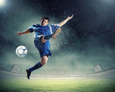 topu çarpıcı futbolcu