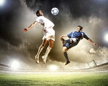 iki futbol oyuncu topu çarpıcı