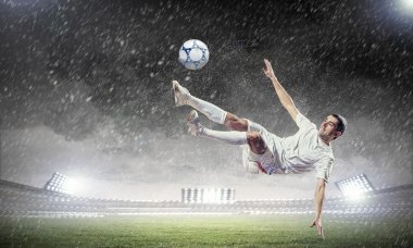 topu çarpıcı futbolcu