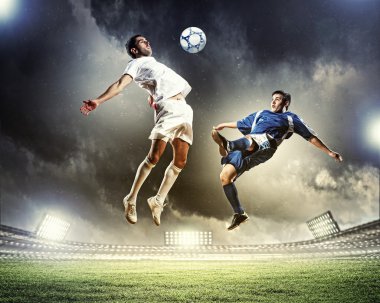 iki futbol oyuncu topu çarpıcı