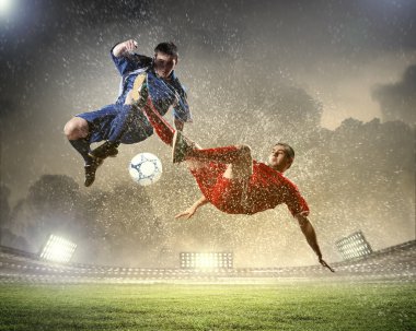 iki futbol oyuncu topu çarpıcı