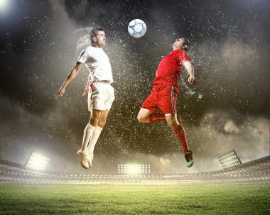 iki futbol oyuncu topu çarpıcı
