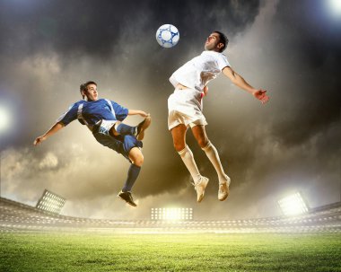 iki futbol oyuncu topu çarpıcı