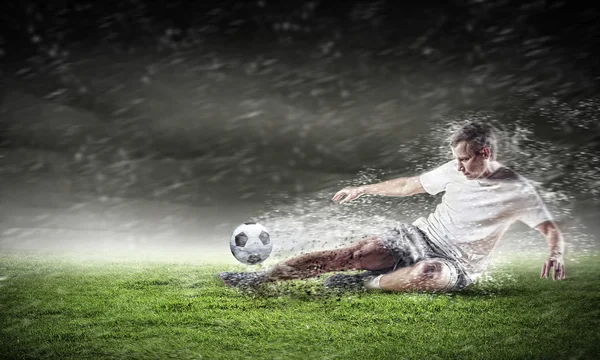 Jugador de fútbol golpeando la pelota —  Fotos de Stock