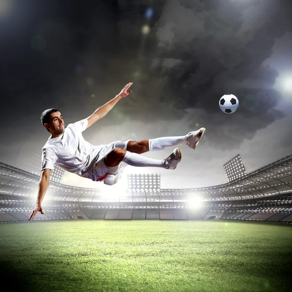 Jugador de fútbol golpeando la pelota — Foto de Stock