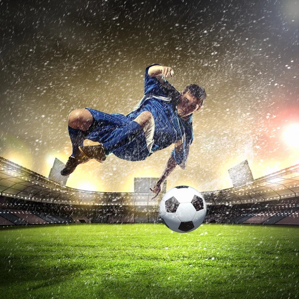Topu çarpıcı futbolcu — Stok fotoğraf