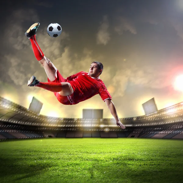 Jugador de fútbol golpeando la pelota — Foto de Stock