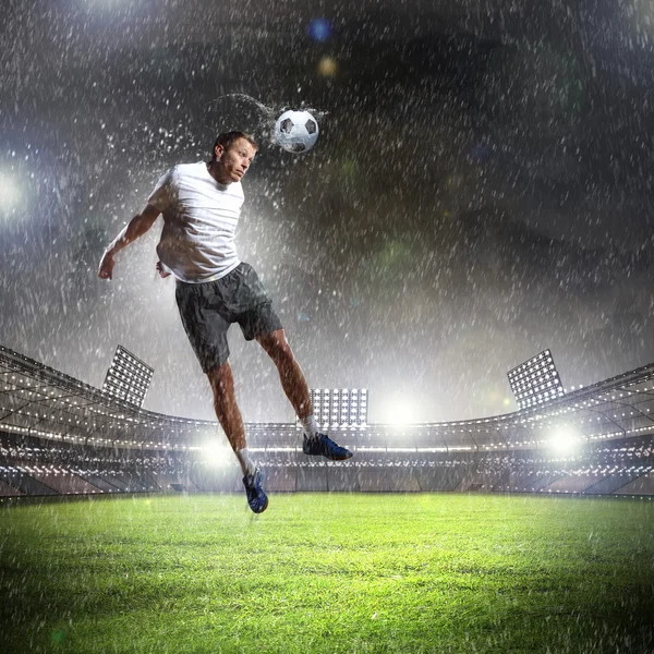 Jugador de fútbol golpeando la pelota — Foto de Stock