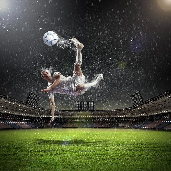 Jalkapalloilija lyömällä pallo — kuvapankkivalokuva