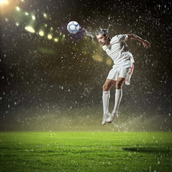 Joueur de football frappant le ballon — Photo