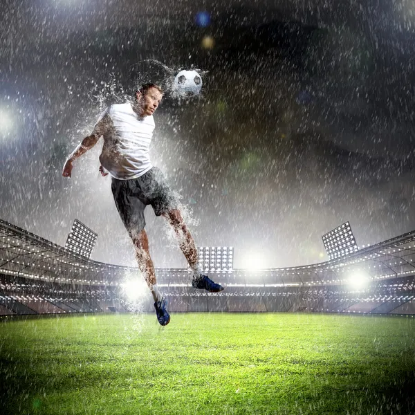 Jugador de fútbol golpeando la pelota — Foto de Stock