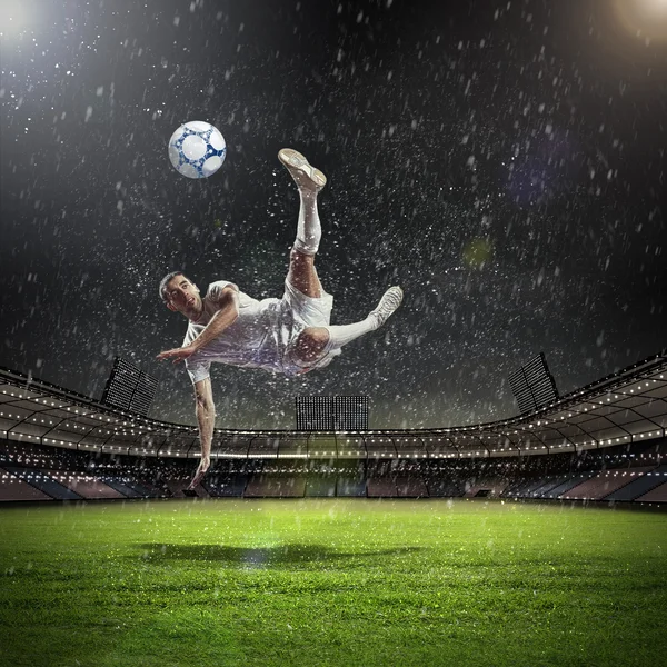 Joueur de football frappant le ballon — Photo