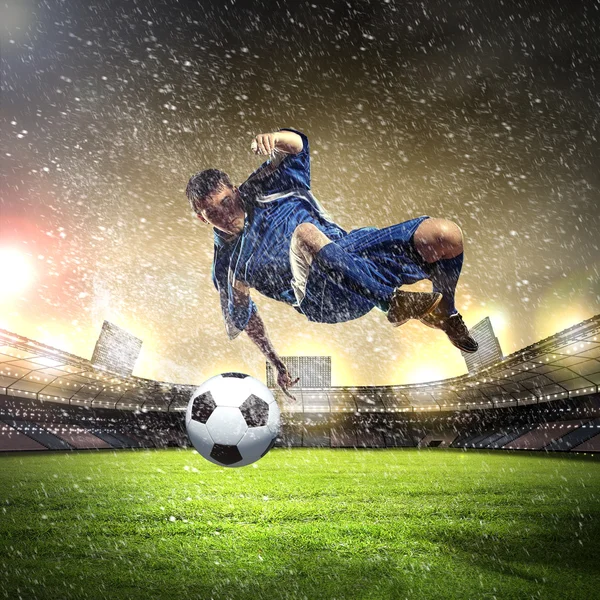 Jogador de futebol golpeando a bola — Fotografia de Stock