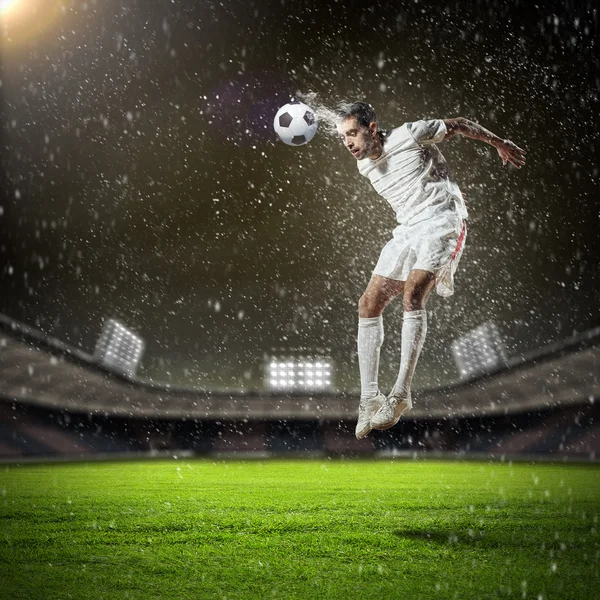 Jugador de fútbol golpeando la pelota — Foto de Stock