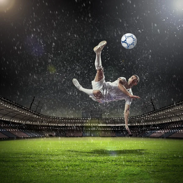 Joueur de football frappant le ballon — Photo