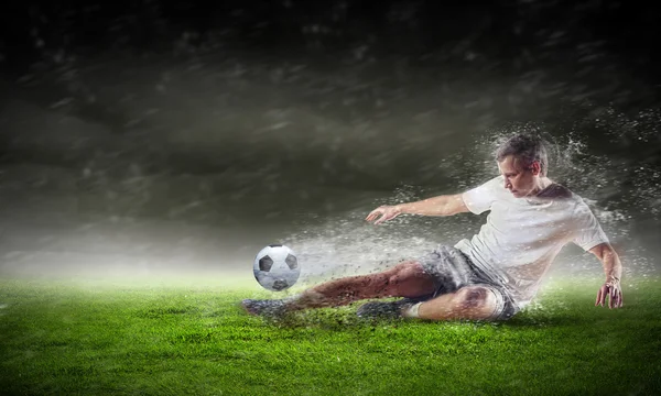 Joueur de football frappant le ballon — Photo