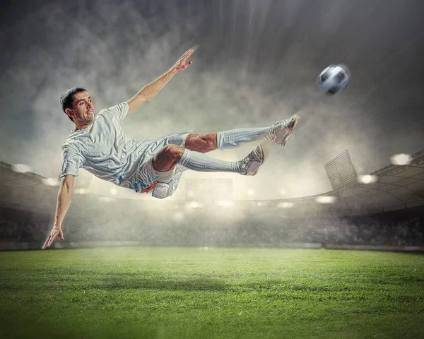 Joueur de football frappant le ballon — Photo