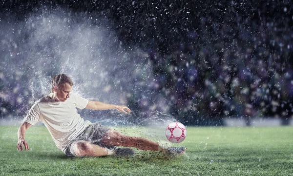 Joueur de football frappant le ballon — Photo