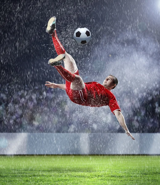 Joueur de football frappant le ballon — Photo