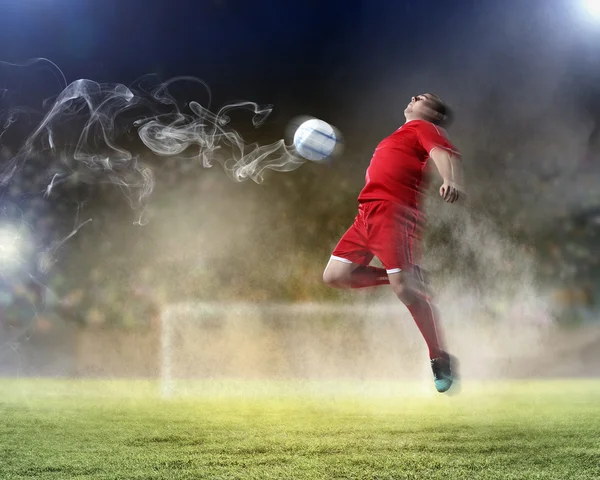 Jogador de futebol golpeando a bola — Fotografia de Stock