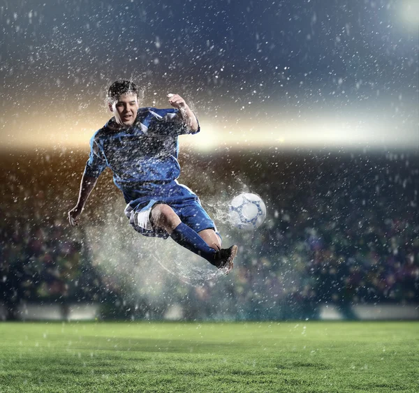 Piłkarz uderzając piłkę — Zdjęcie stockowe