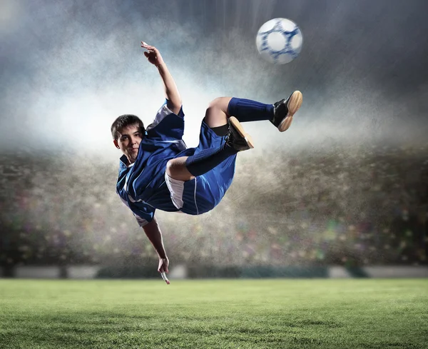 Joueur de football frappant le ballon — Photo