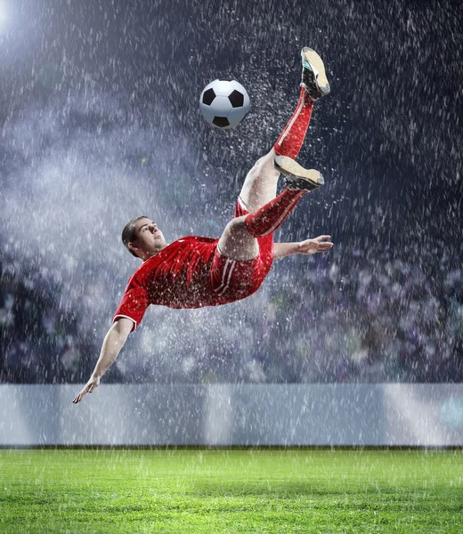 Giocatore di calcio colpire la palla — Foto Stock