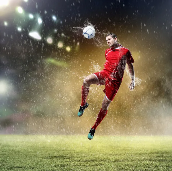 Jugador de fútbol golpeando la pelota — Foto de Stock