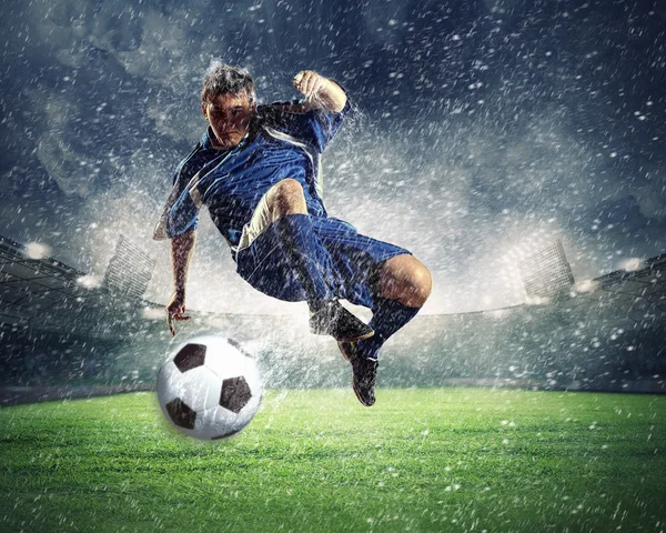 Fußballer trifft den Ball — Stockfoto