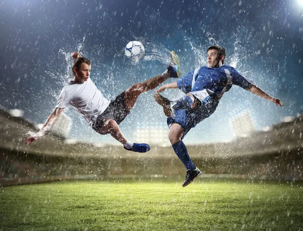 Два футболиста бьют по мячу — стоковое фото