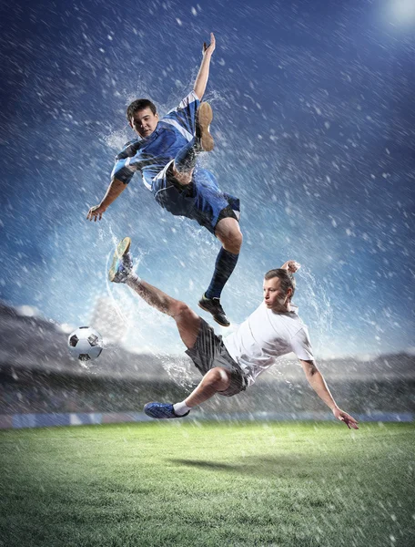 Dos jugadores de fútbol golpeando la pelota — Foto de Stock