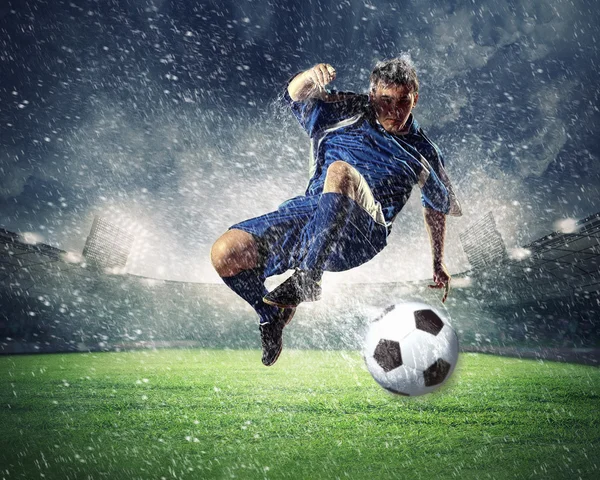 Joueur de football frappant le ballon — Photo