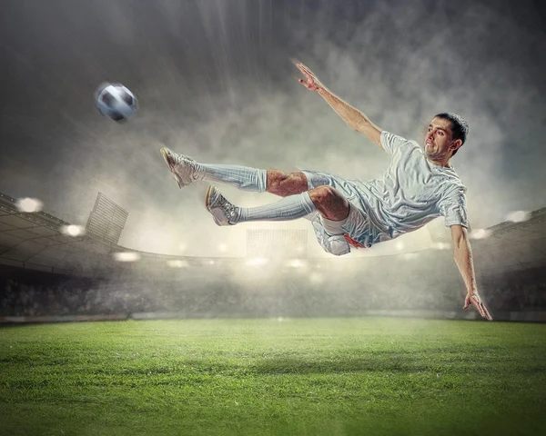 Joueur de football frappant le ballon — Photo