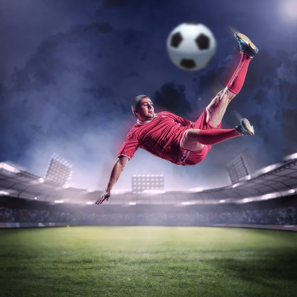 Joueur de football frappant le ballon — Photo