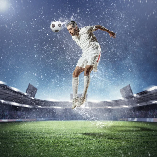 Jugador de fútbol golpeando la pelota — Foto de Stock