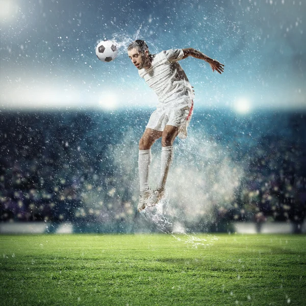 Jogador de futebol golpeando a bola — Fotografia de Stock