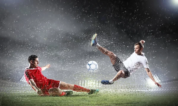 Twee voetballers slaan van de bal — Stockfoto