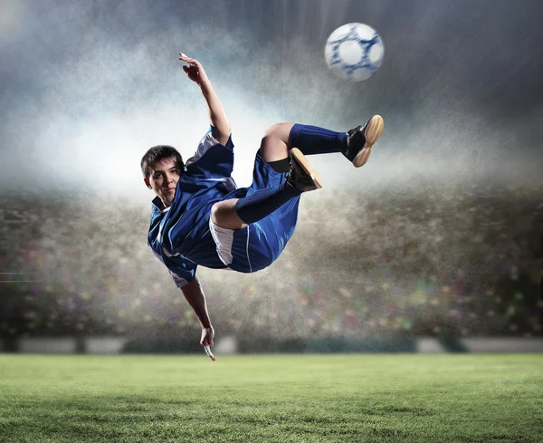 topu çarpıcı futbolcu