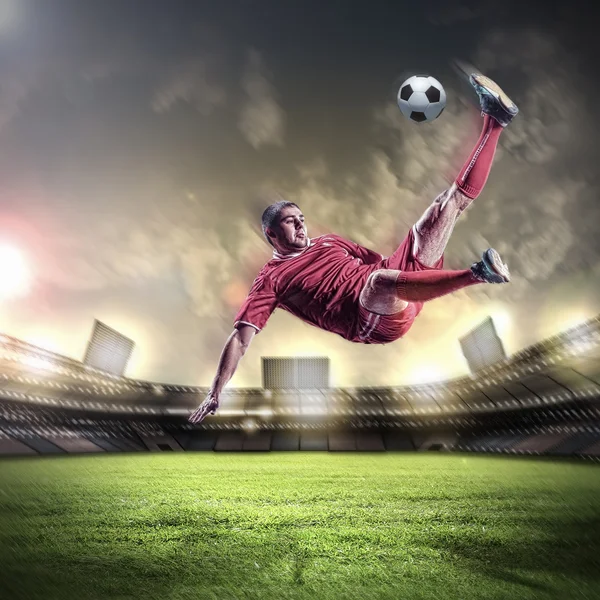 Jugador de fútbol golpeando la pelota — Foto de Stock