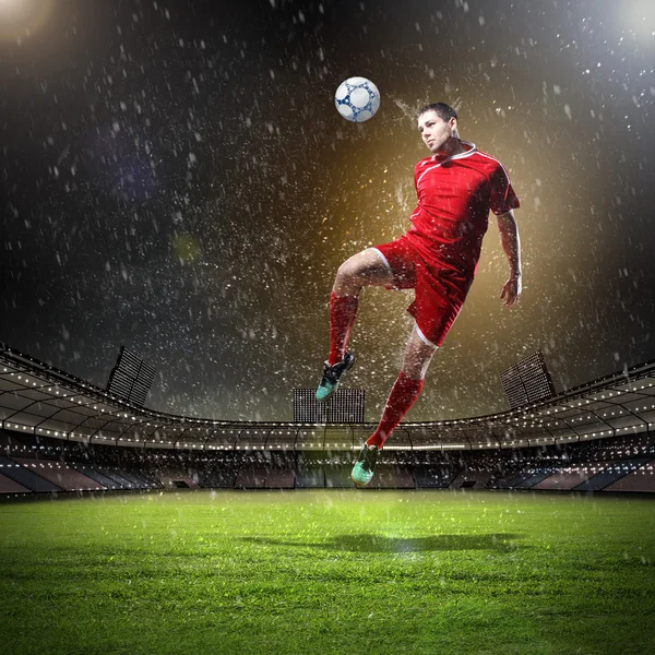 Jugador de fútbol golpeando la pelota — Foto de Stock