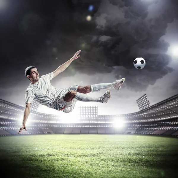 Jugador de fútbol golpeando la pelota — Foto de Stock