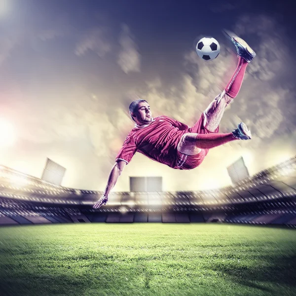 Fußballer trifft den Ball — Stockfoto