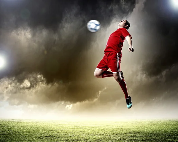 Fotbollsspelare slående bollen — Stockfoto
