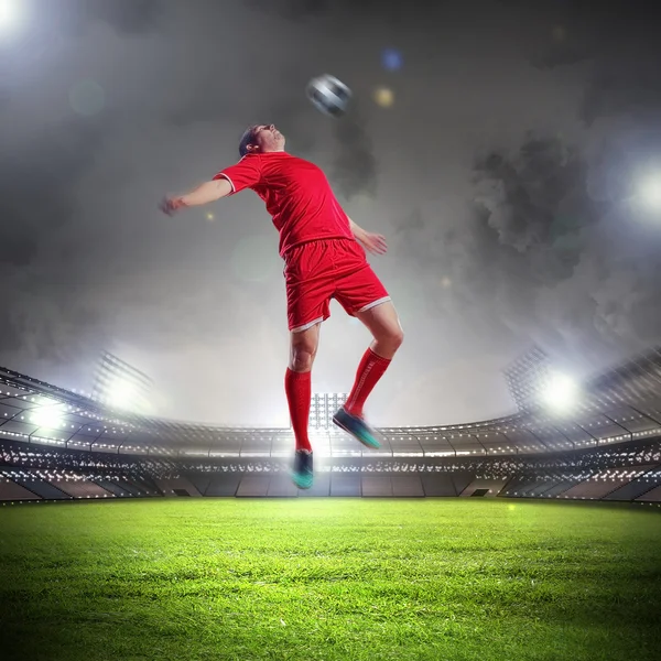 Jugador de fútbol golpeando la pelota —  Fotos de Stock