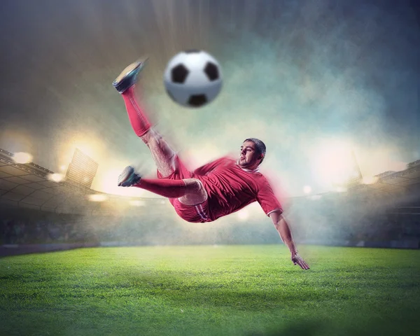 Jugador de fútbol golpeando la pelota — Foto de Stock